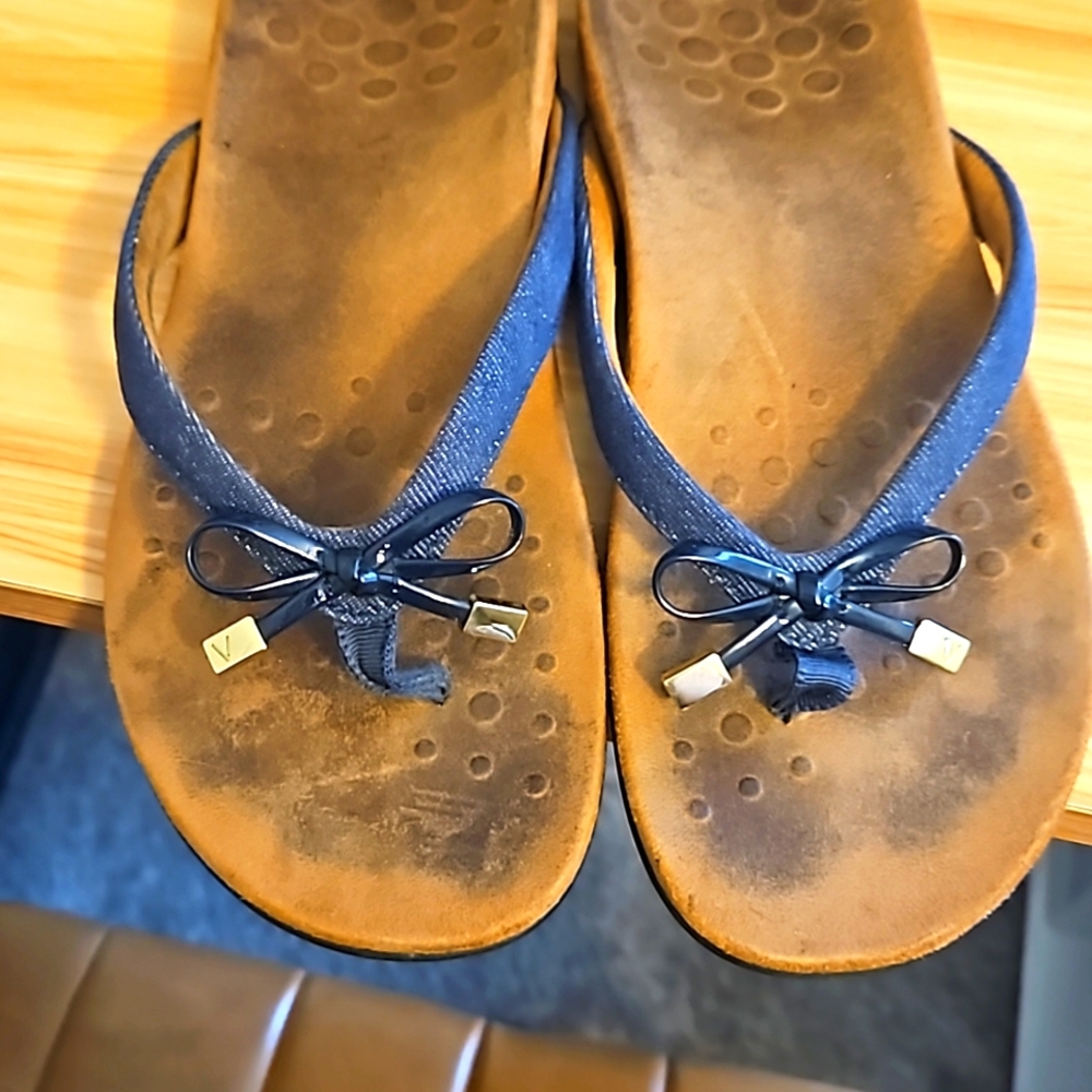 Vionic Sandals size 8, blue with a bow